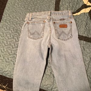 Women’s wrangler jeans size 25 slight flare good condition light denim color